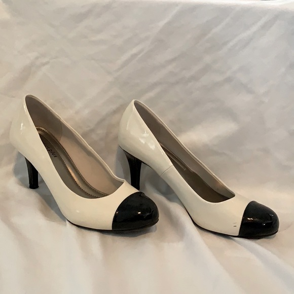 White and black low height heels - Picture 2 of 5